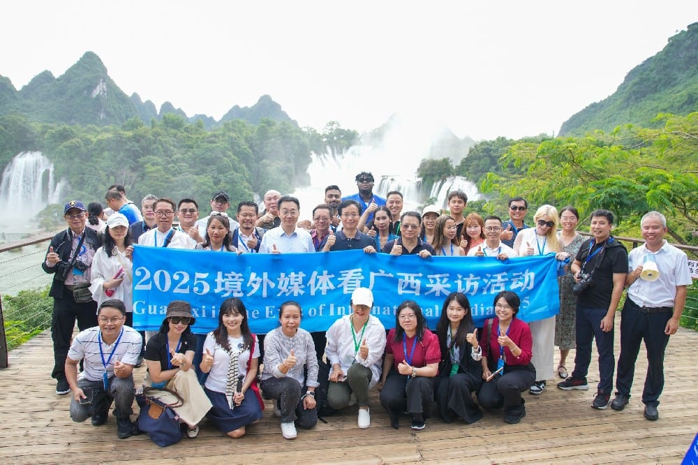 中越边境游暑期添新趣 游人探洞寻“咖”畅玩跨境之旅